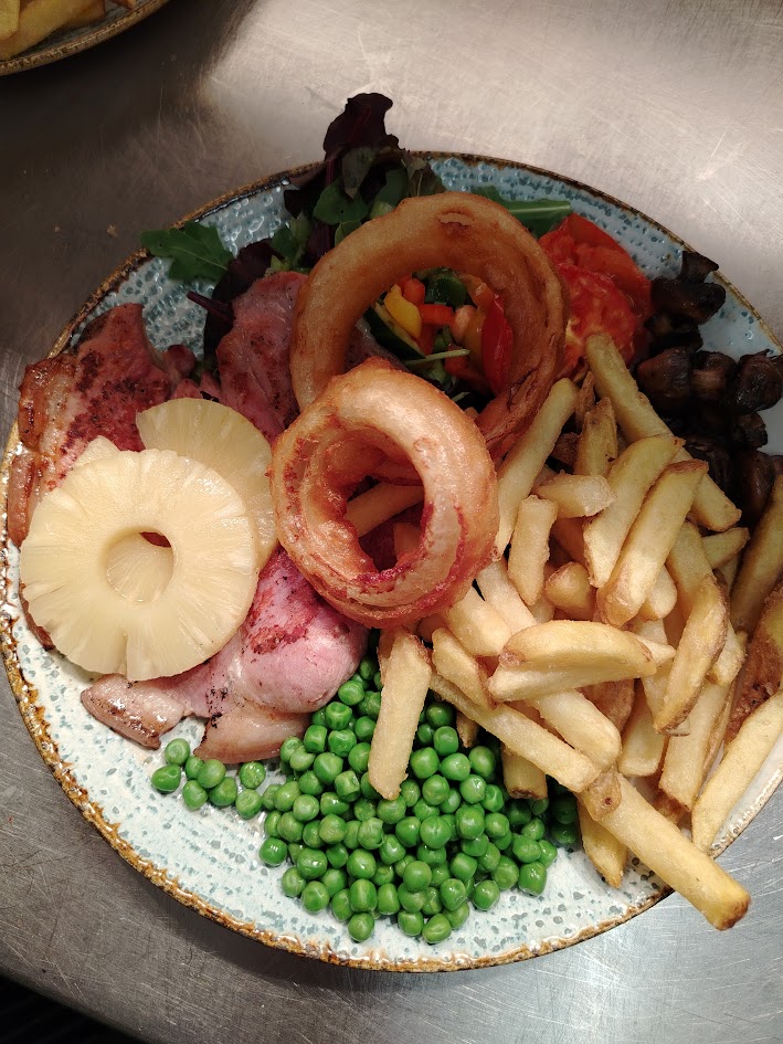 10oz gammon steak with pineapple, chips, peas and onion rings